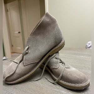 Clarke’s Desert boot sand suede. Size 6.5. Barely worn